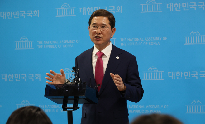 취재진 질문에 답하는 김학용 의원