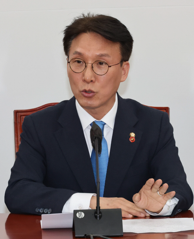 원내대책회의에서 발언하는 김민석 정책위의장
