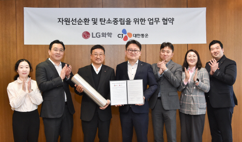 LG화학 한석희상무(오른쪽에서 3번째)