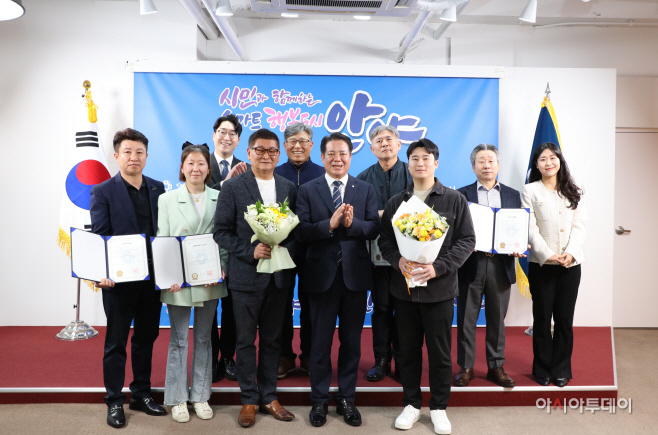 안양시 골목형상점가 지정서 교부식이 6일 안양시청에서 열렸다