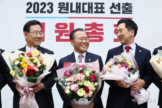[포토] 기념촬영하는 윤재옥 국민의힘 신임 원내대표