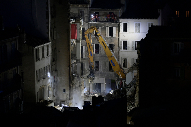 TOPSHOT-FRANCE-ACCIDENT-BUILDING <YONHAP NO-0938> (AFP)