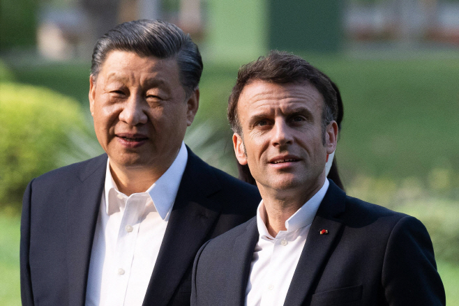 TOPSHOT-CHINA-FRANCE-DIPLOMACY <YONHAP NO-0420> (AFP)