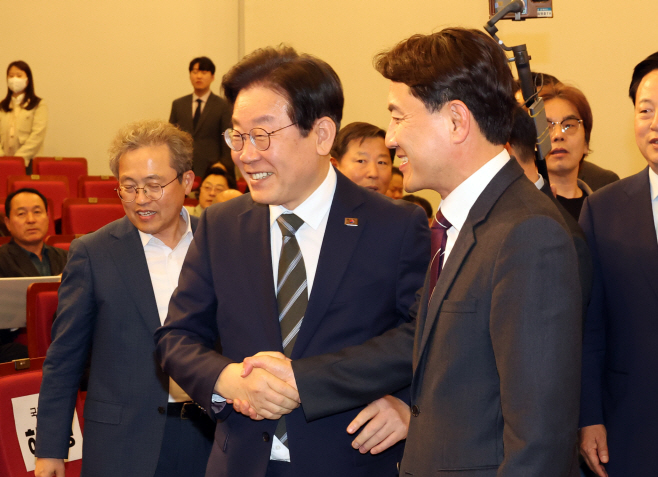 악수하는 이재명 대표와 김진태 강원도지사