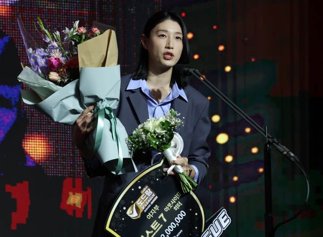 수상소감 말하는 김연경<YONHAP NO-2784>