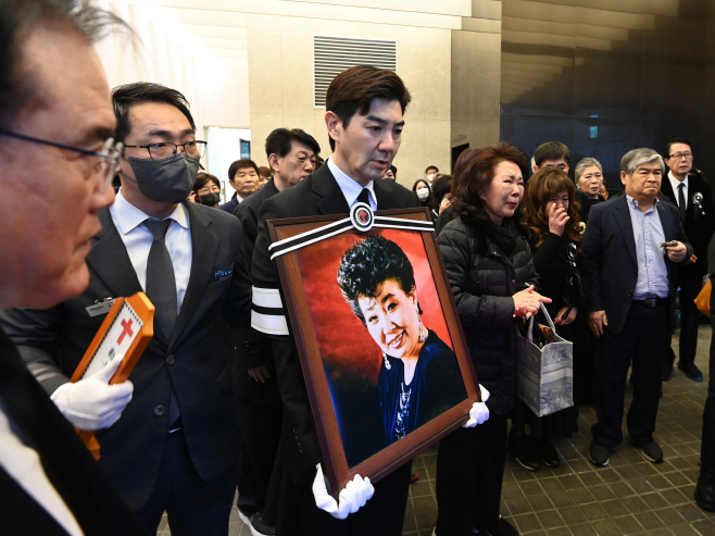 원로가수 현미 발인식<YONHAP NO-1547>