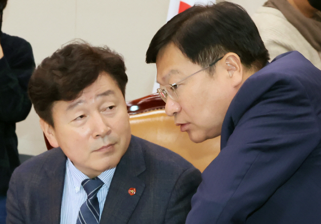 대화하는 기동민·정점식