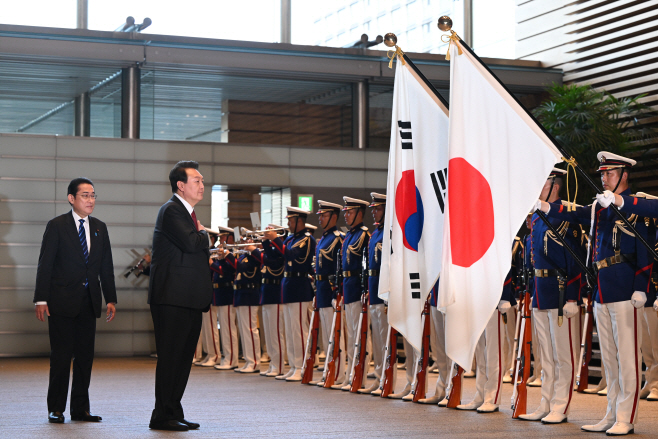 국기에 경례하는 윤석열 대통령