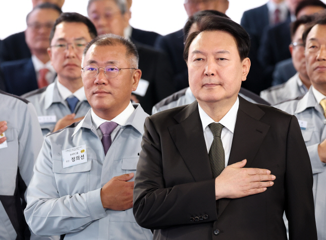 국기에 경례하는 윤석열 대통령과 정의선 회장<YONHAP NO-2828>