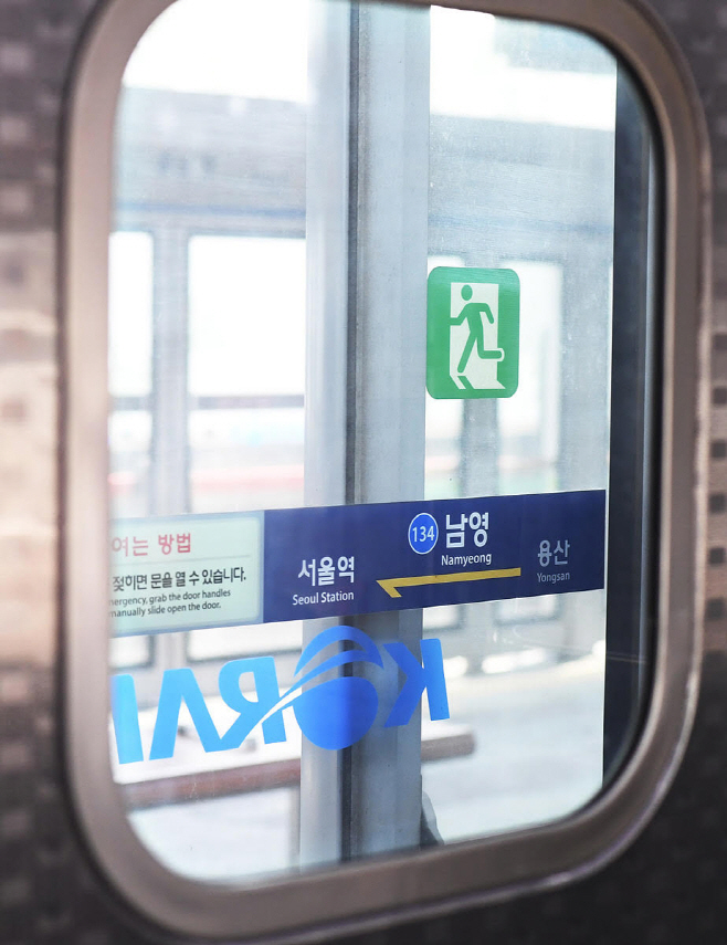 승강장안전문에 설치된 역명 안내표지