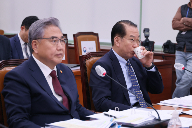 외통위서 물 마시는 권영세 장관