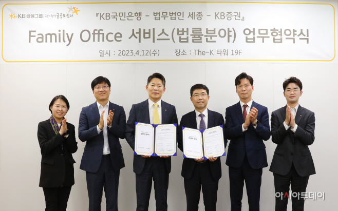업무 협약식 체결 후 기념촬영을 하고 있는 모습