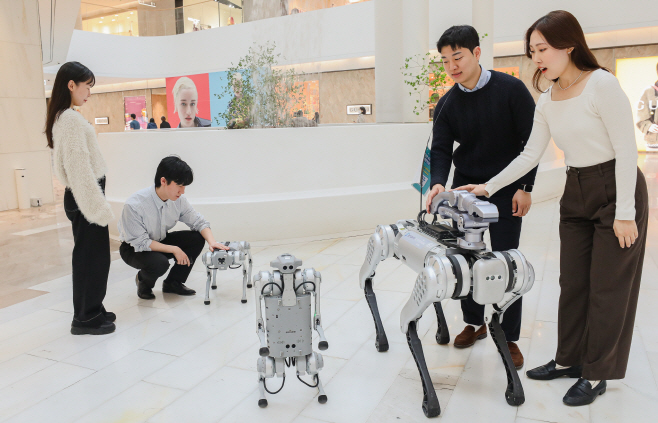 현대백화점_ 더현대 서울 미래형 4족 보행 (2)