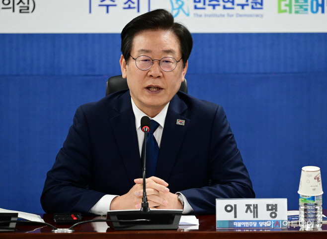 [포토] 이재명 '윤석열 정부 1년 평가 연속토론회 발언'