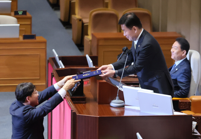 국회의장에게 선서문 제출하는 강성희