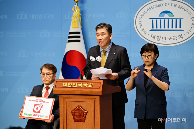 [포토] 약탈적 포털 기업의 만행과 포털이용자 피해 기자회견 갖는 최승재 의원