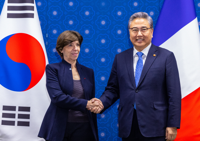 악수하는 한·프랑스 외교장관