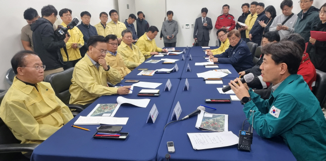 강릉산불 보고 받는 윤재옥 원내대표