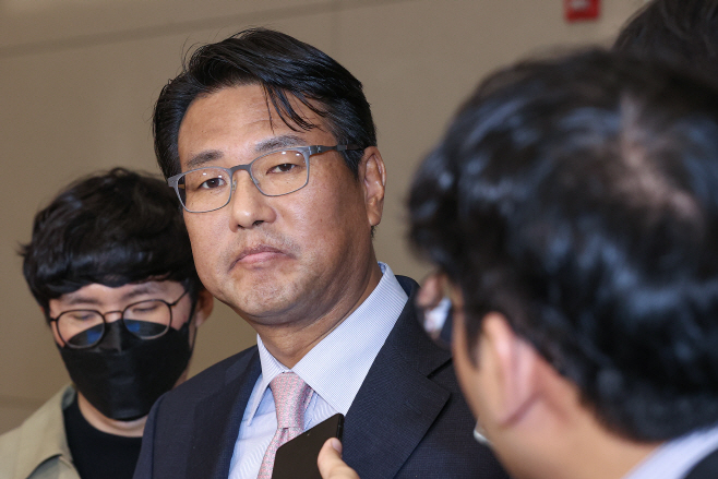 취재진 질문 듣는 김태효 국가안보실 1차장