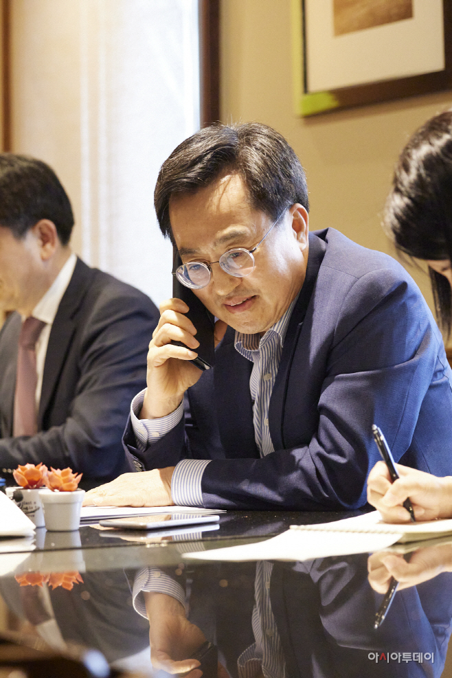 글렌 영킨(Glenn Youngkin) 버지니아 주지사와 전화 통화