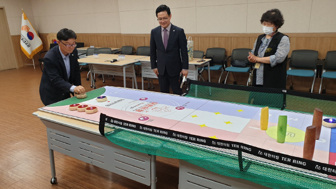 정규식 (재)문화엑스포 사무총장이 터링을 체험하고 있다.