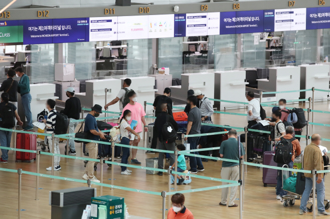 출국 수속하는 해외 여행객들<YONHAP NO-6132>