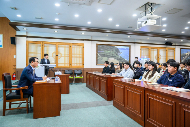 장충남 남해군수가, 직원과 대화하는 모습