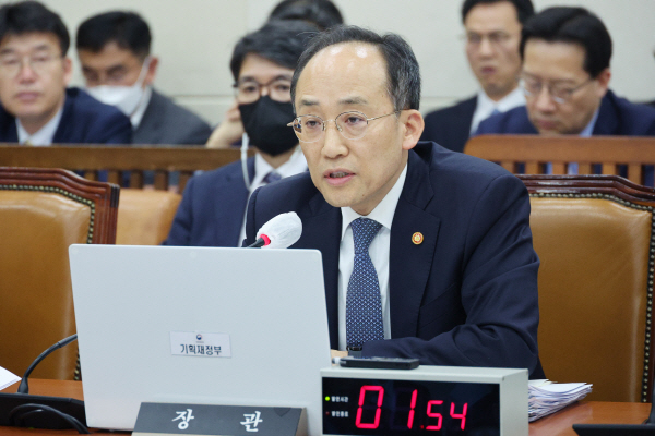 의원질의 답하는 추경호 부총리<YONHAP NO-3204>