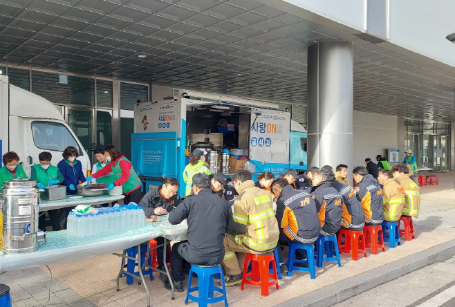 사진2. 강릉 산불 진압 소방관들이 한수원 사랑 온(ON) 급식차