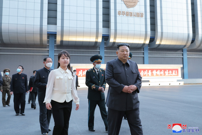 북한 김정은, '국가우주개발국' 현지지