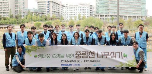 두산퓨얼셀 임직원 관목 식재 활동 단체사진