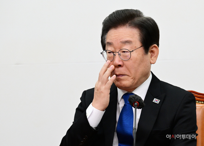 [포토] 얼굴 만지는 이재명 민주당 대표