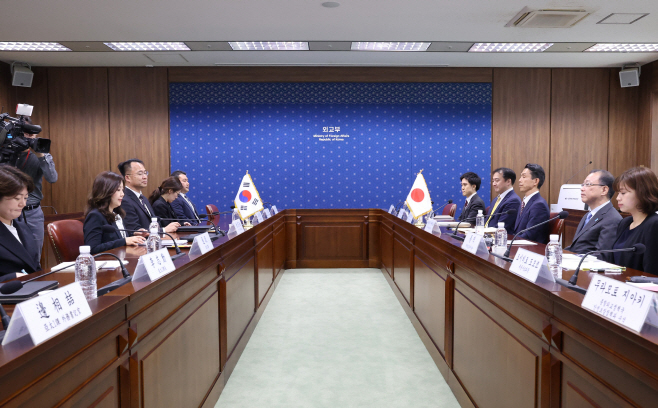 5년 만에 재개된 한일 2+2 안보 대화<YONHAP NO-2076>