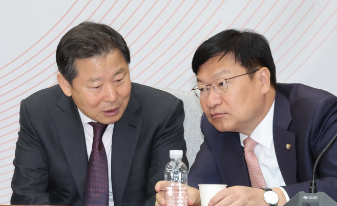 대화하는 이철규 사무총장과 정점식 의원