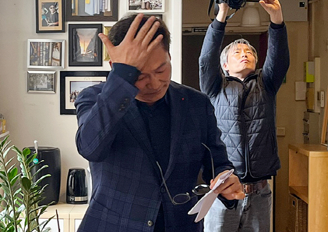 이마에 맺힌 땀 닦는 송영길