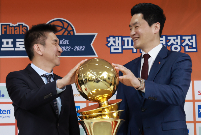 미소 속에 감춰둔 경쟁의식<YONHAP NO-2077>