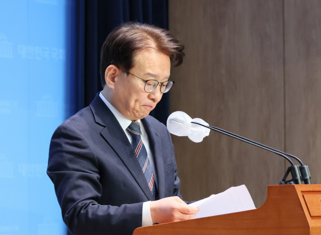 송영길 전 대표 회견 관련 당 입장 발표하는 권칠승 수석대변인