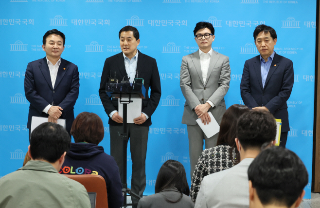 취재진 질문에 답하는 박대출 정책위의장<YONHAP NO-2681>