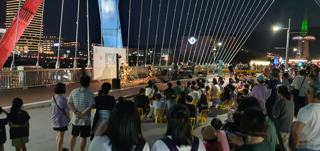 “엑스포 다리서 버스킹 공연 하세요”... 대전관광, 버스킹 공