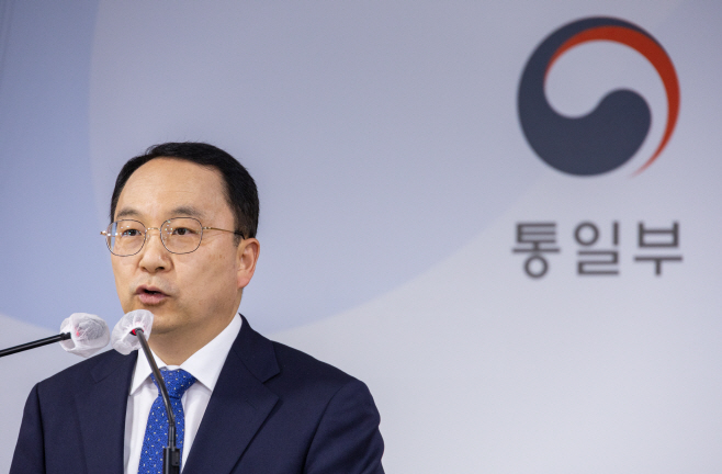 질문에 답하는 구병삼 통일부 대변인<YONHAP NO-2085>
