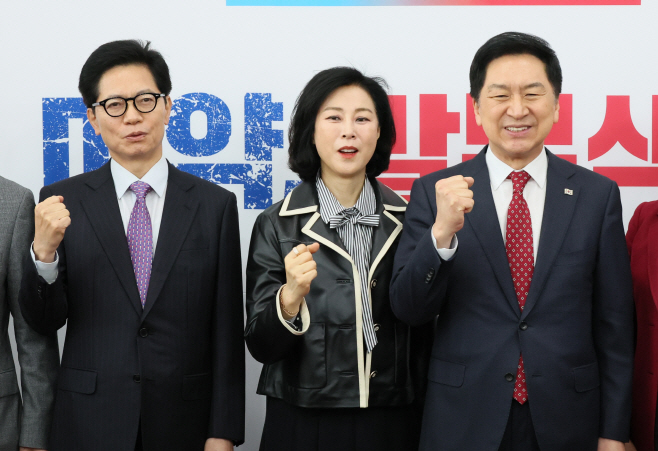 주요당직자 임명장 수여식에서 기념촬영 하는 김기현