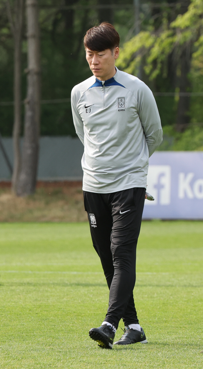 생각하는 김은중 감독<YONHAP NO-3384>