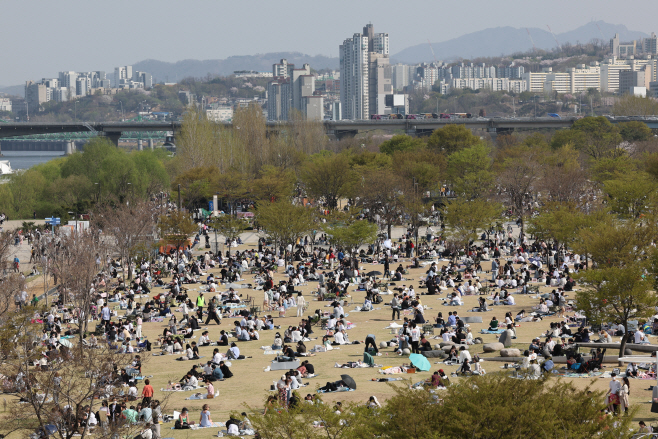 여의도 한강공원 만석<YONHAP NO-6449>