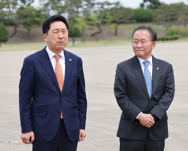 윤석열 대통령 환송 나선 국민의힘 김기현 대표