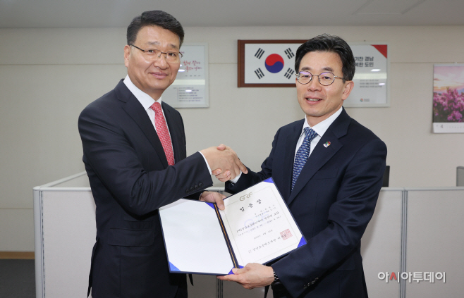 경남로봇랜드재단원장임용장전수 (1)