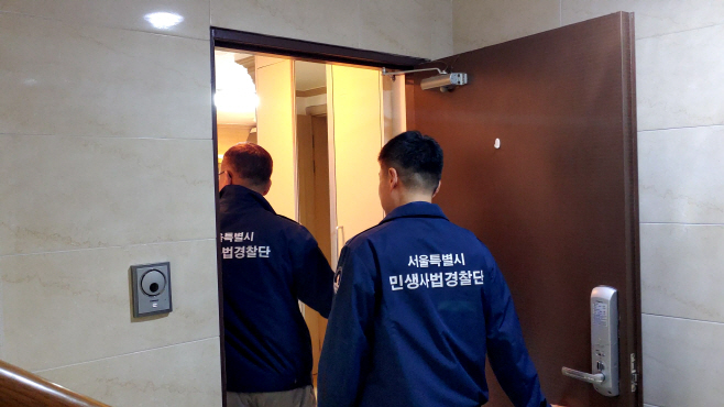 무신고 숙박영업소 단속 장면(객실 확인)