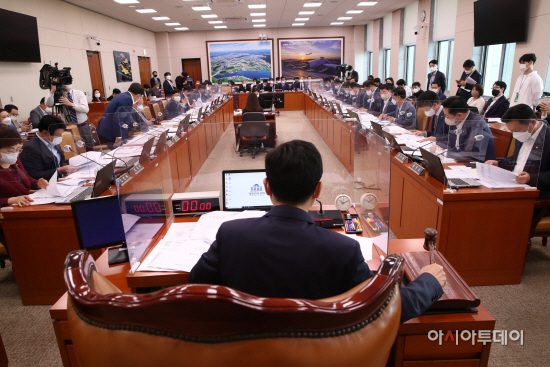 [포토] 국토위 전체회의 주재하는 김민기 위원장