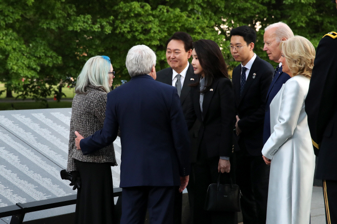 루터 스토리 상병 유족 위로하는 한미 정상