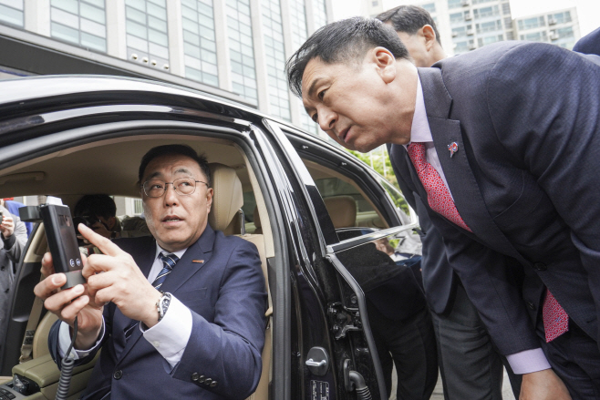 설명 듣는 김기현 대표