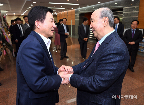 [포토] 정종환 전 장관 출판기념회 찾은 원희룡 장관